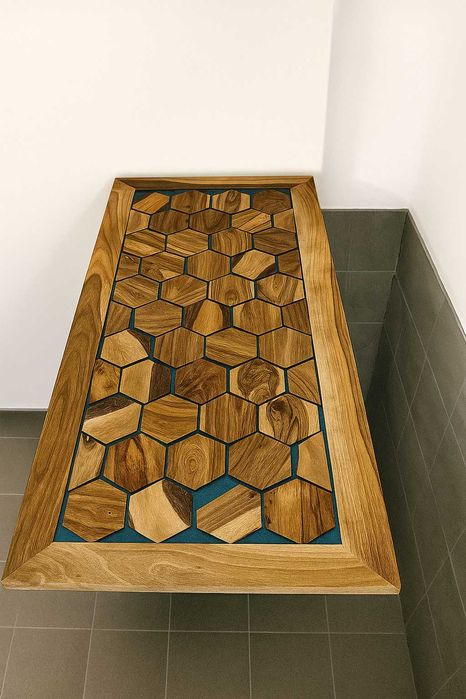 Stół z litego orzecha i żywicy epoksydowej – unikatowy ręczny wyrób