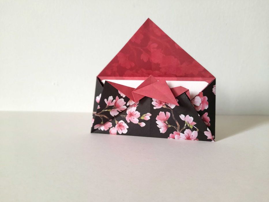 Envelopes de origami e cartão para convites escritos à mão