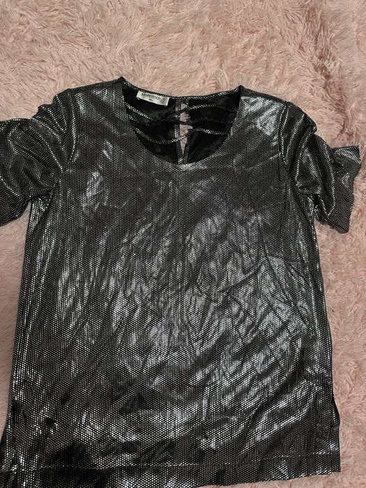 Damska bluzka z krótkim rękawem błyszcząca na Sylwestra
