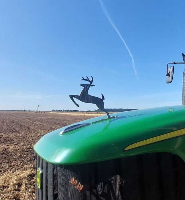 Jelonek na maskę John Deere 17cm 4mm logo emblemat znaczek celownik JD