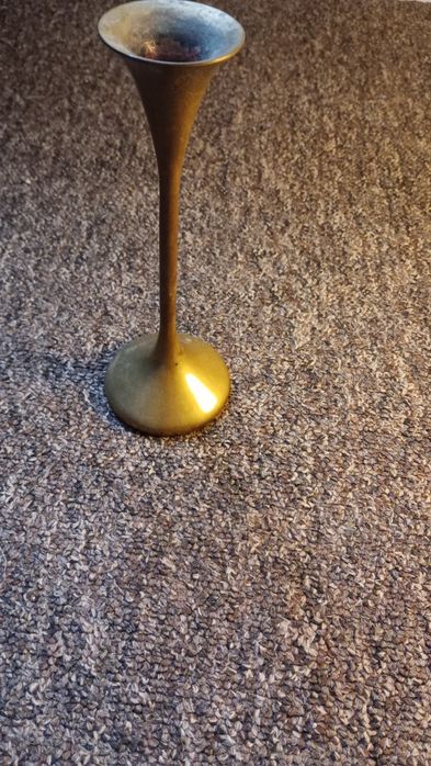 Mosiężny świecznik.