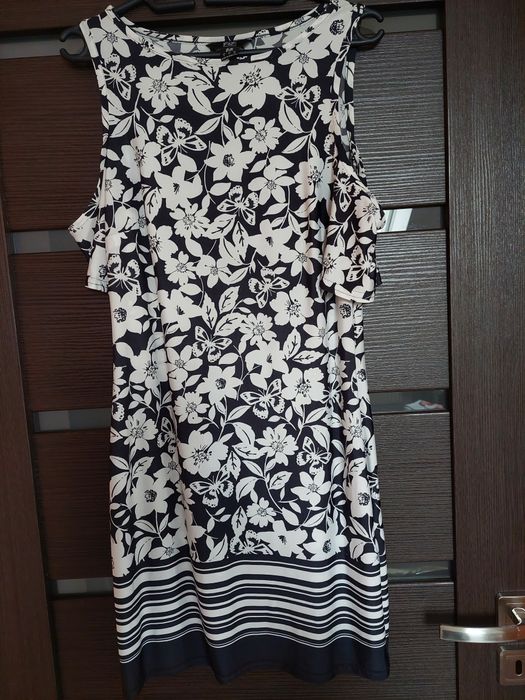 Sukienka mini z ozdobnymi rękawami