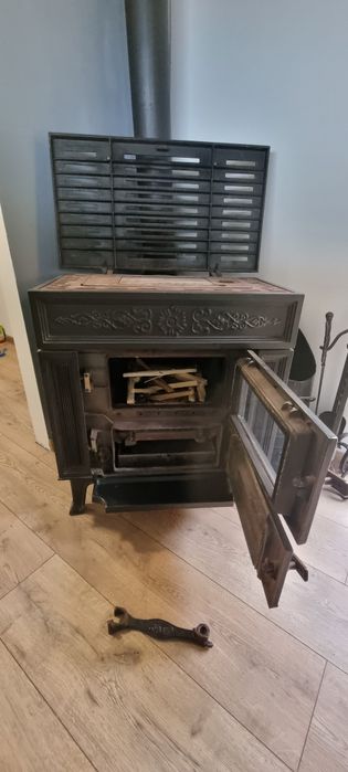 Kominek żeliwny wolnostojący SAEY z funkcją kuchenki