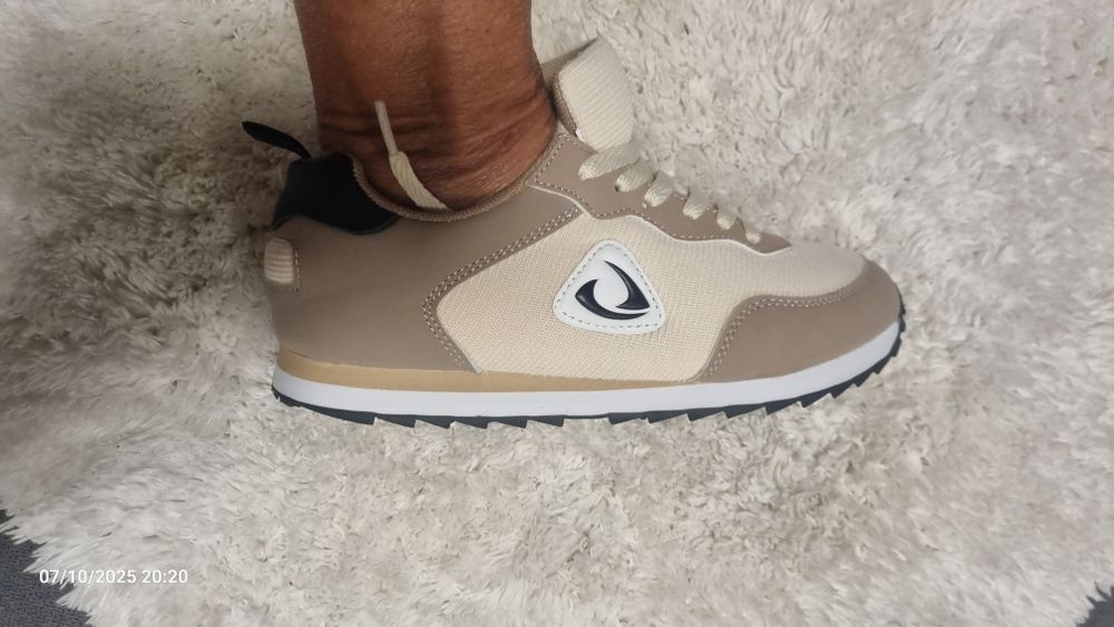 Ténis novos na caixa.