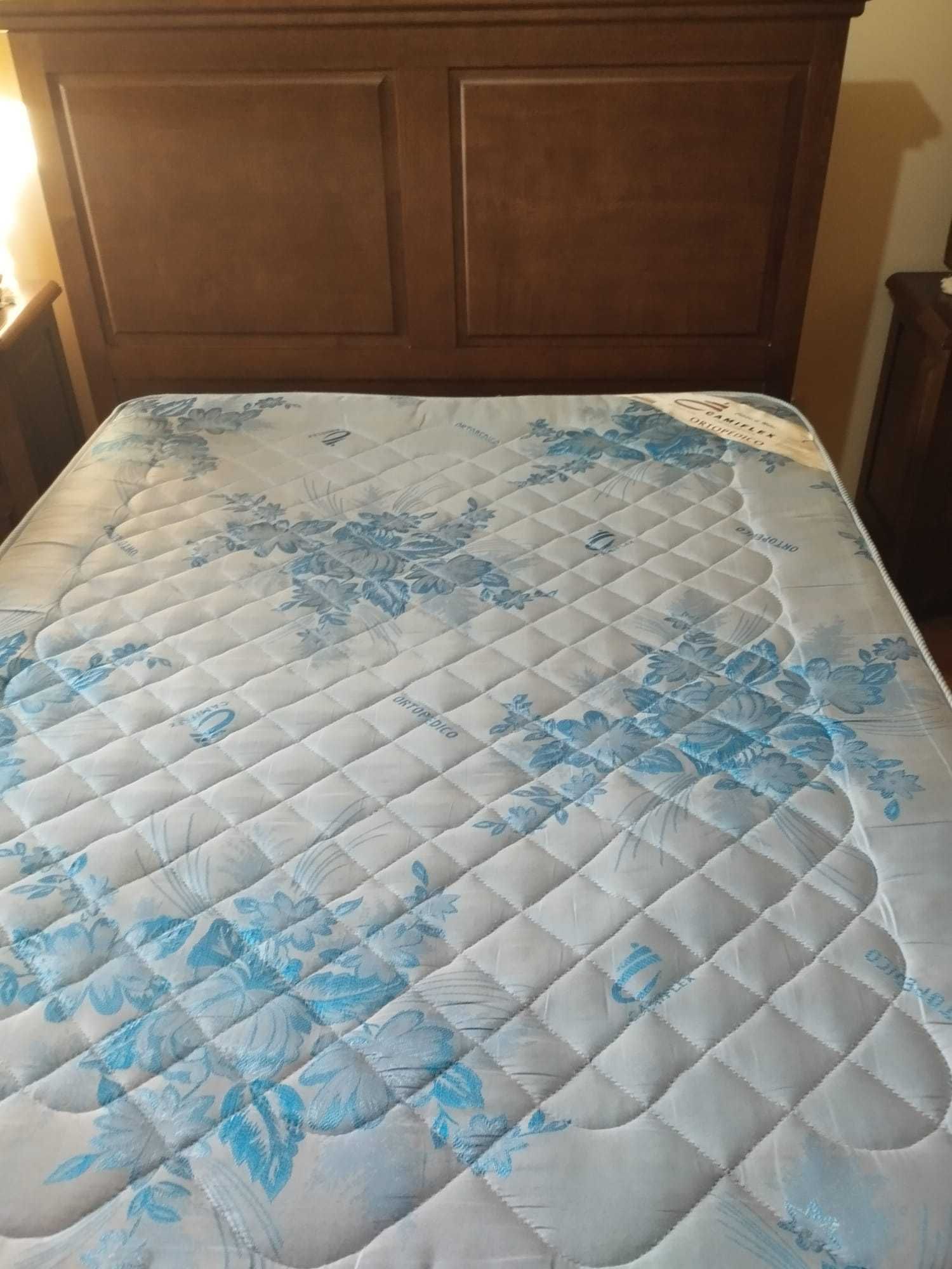 Cama + 2 mesas cabeceira
