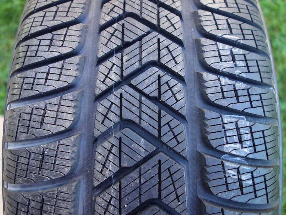 Opona PIRELLI SCORPION WINTER 235/55/18 1 Sztuka Nowa