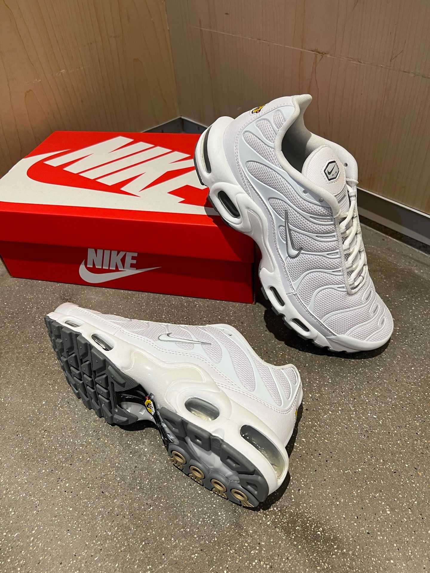 Nowe oryginalne NikeAirMaxTN białe 42