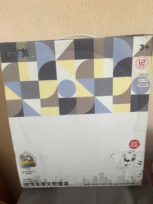 Величезне оглядове колесо з машинками