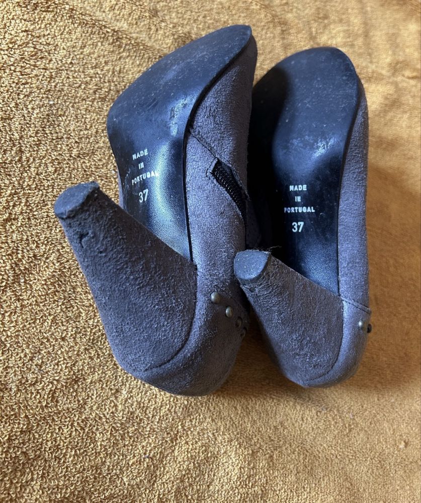 Botins cinza em camurça.