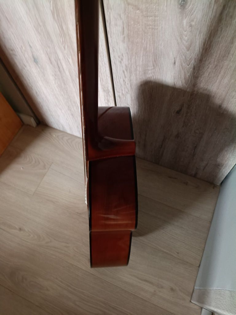 Yamaha f310 w mega dobrym stanie z mega dobrymi strunami