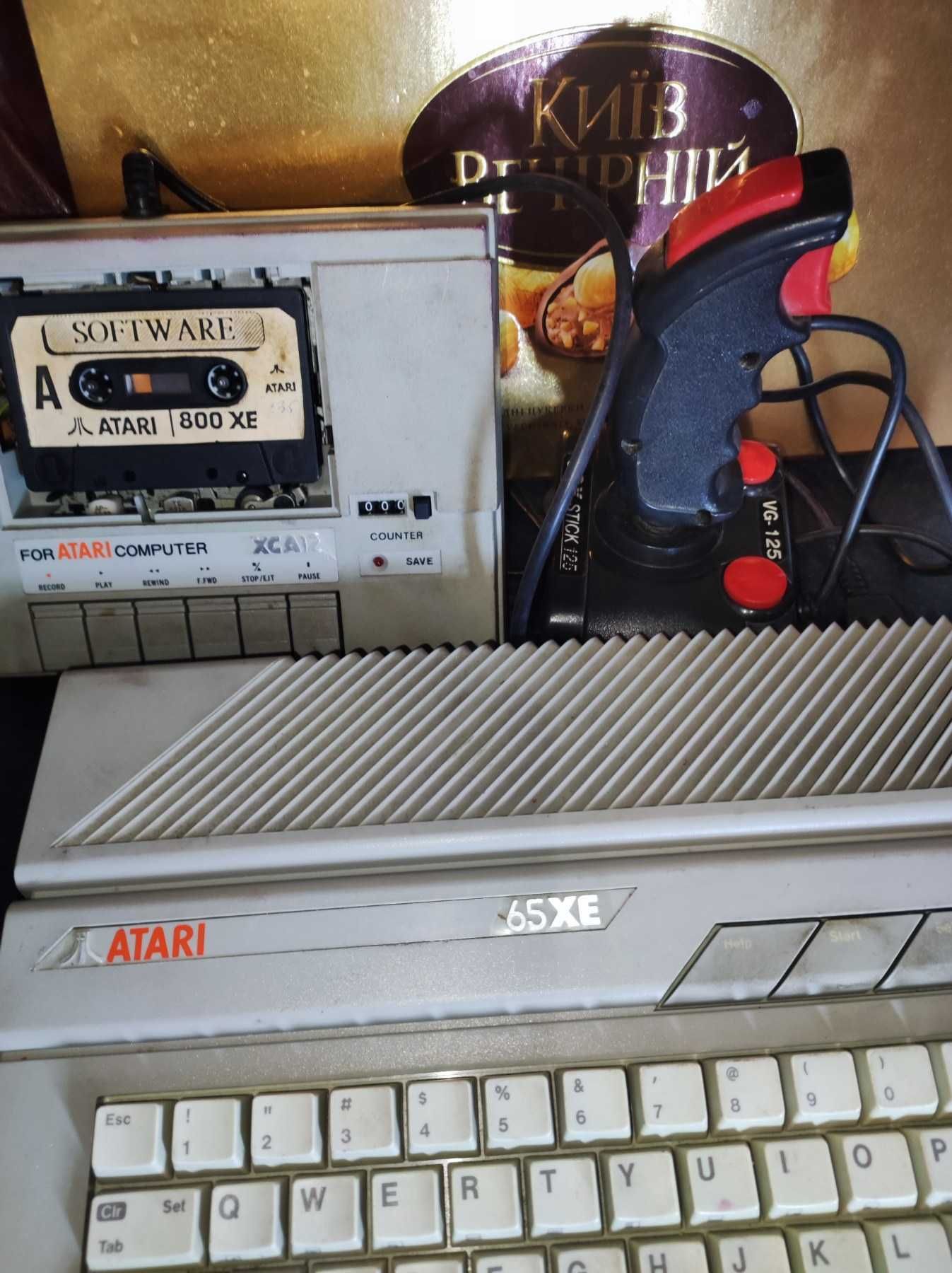Магнитофон Atari XCA12  Компьютер Atari 65XE.