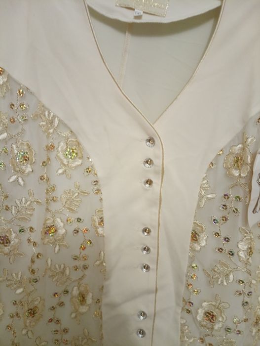 Блузка нарядная молочного цвета