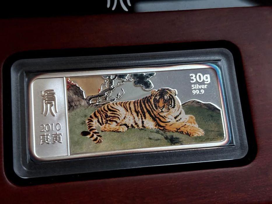 Рік тигра. 10 доларів 2010р. СРІБЛО. Сертифікат. Комплект!