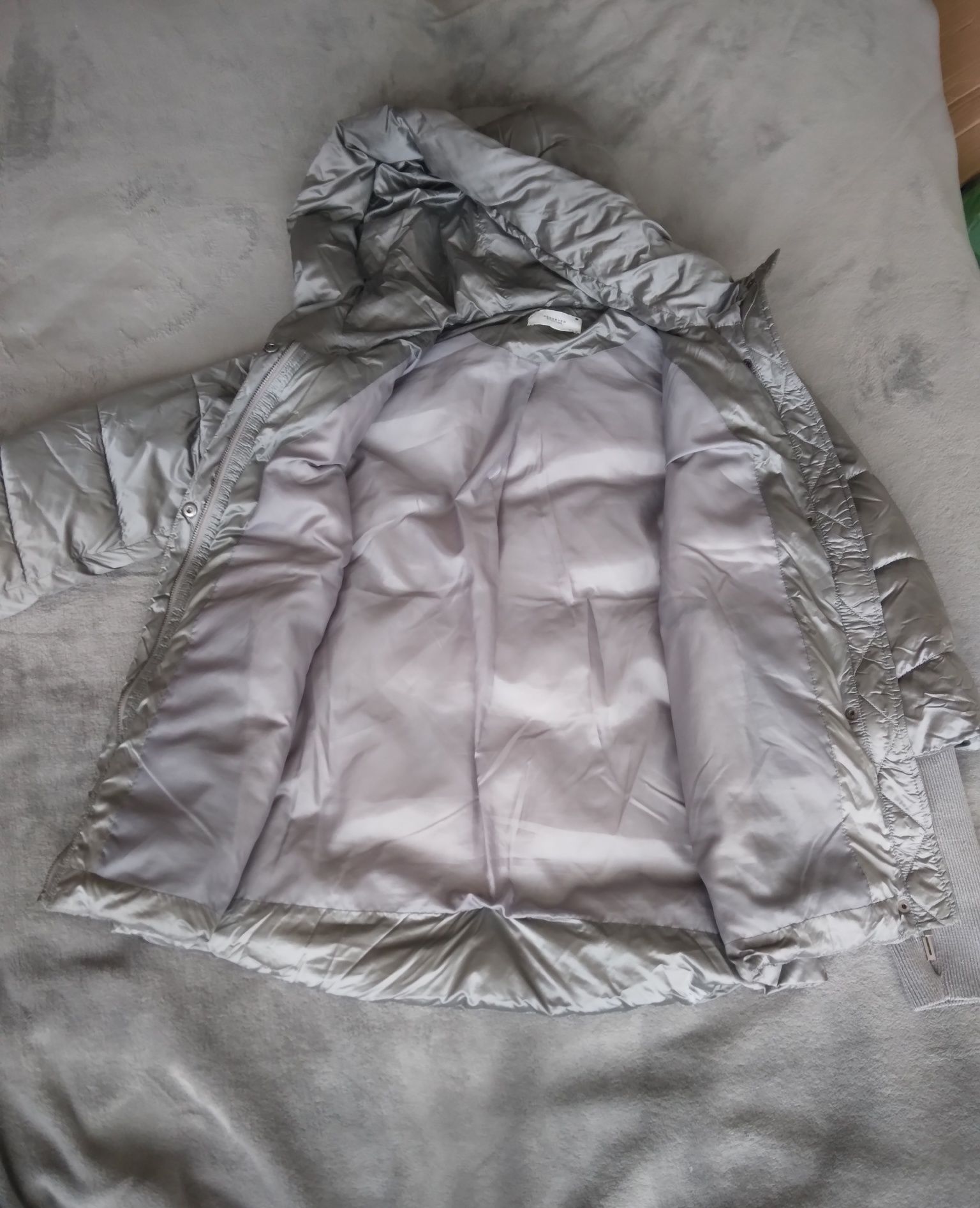 Damska kurtka szaro-srebna z metalicznym połyskiem Reserved