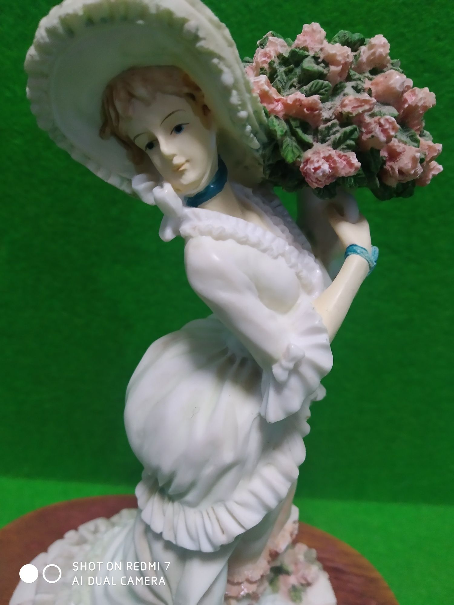 Красивая дама с букетом цветов Leonardo.Англия.