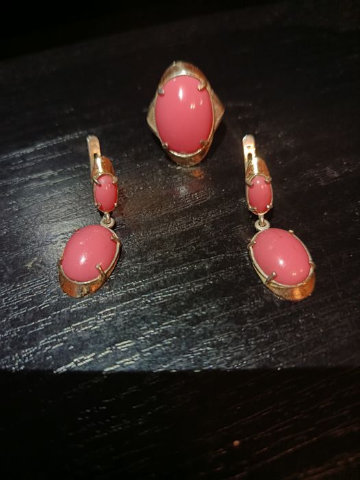 Винтажный ювелирный комплект с розовыми кораллами со вставкой золота