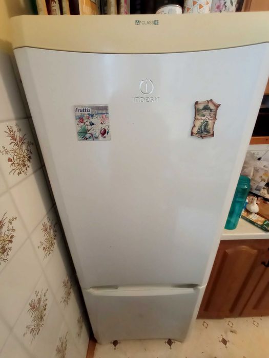 Lodówka Indesit baan 10 uszkodzona bez półek