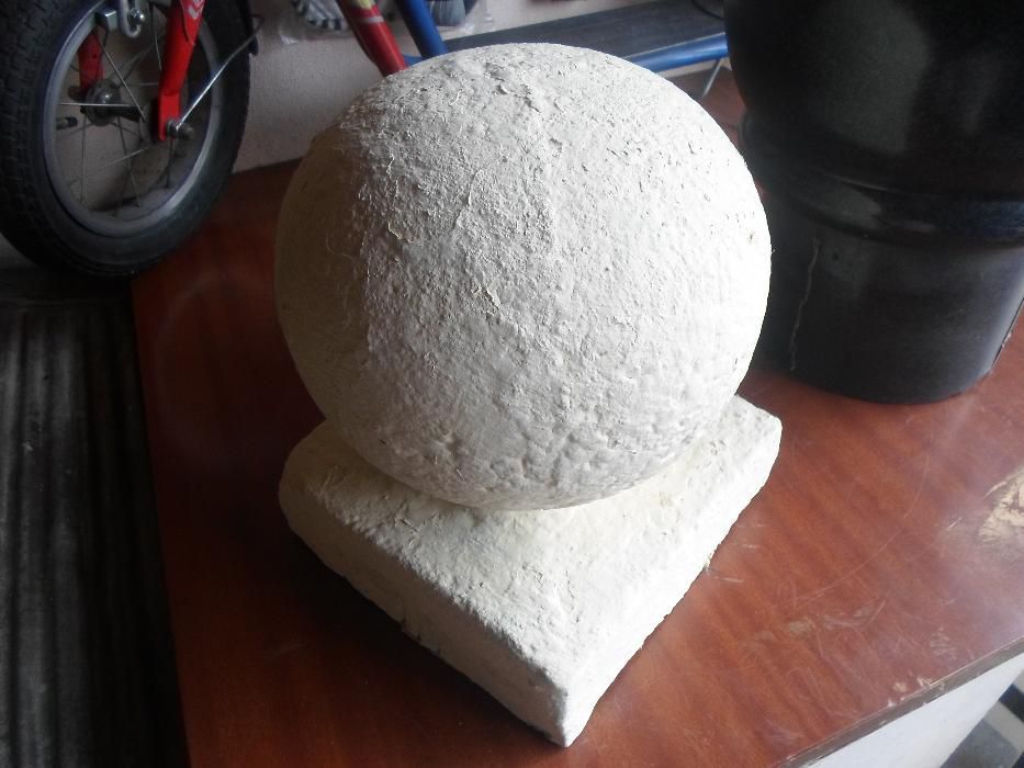 bola ou esfera ornamental em cimento ou em fibra