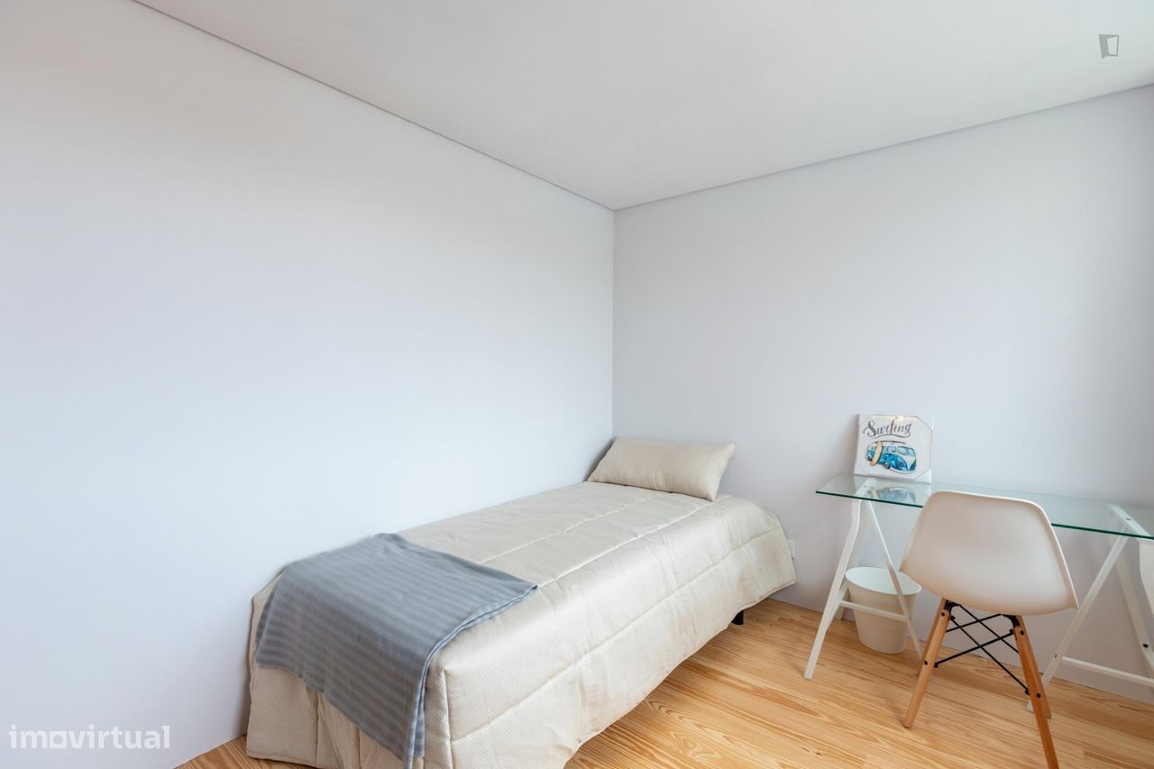 247657 - Quarto com cama de solteiro em casa...