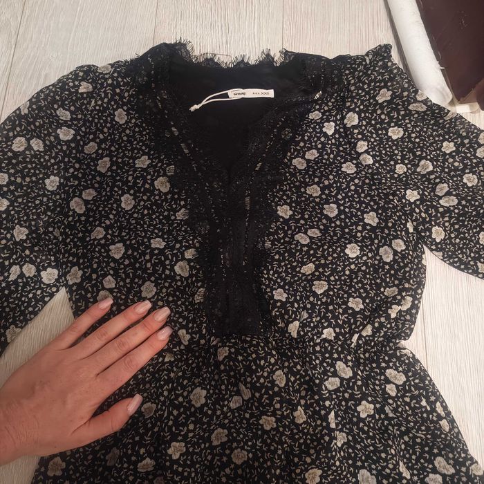 Sukienka z koronkowym akcentem