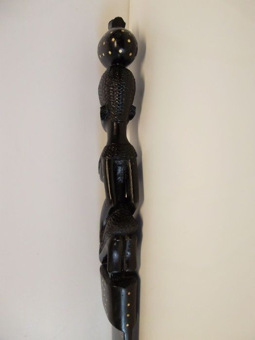 antiga espada ceremonial africana em madeira exótica com embutidos