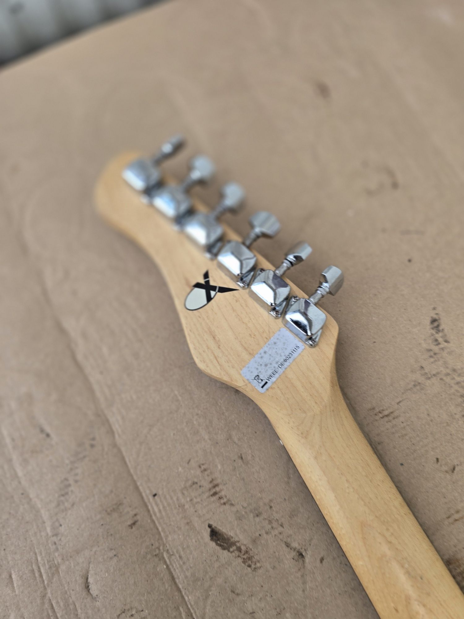 Gitarą elektryczna z małym piecykiem.