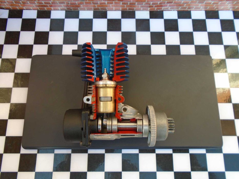 Silnik Nitro Spalinowy 1:10 Gablotka Dekoracja  Model RC
