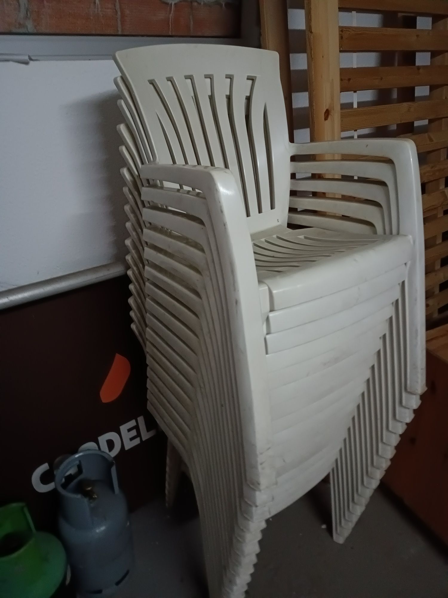 Cadeiras brancas de esplanada