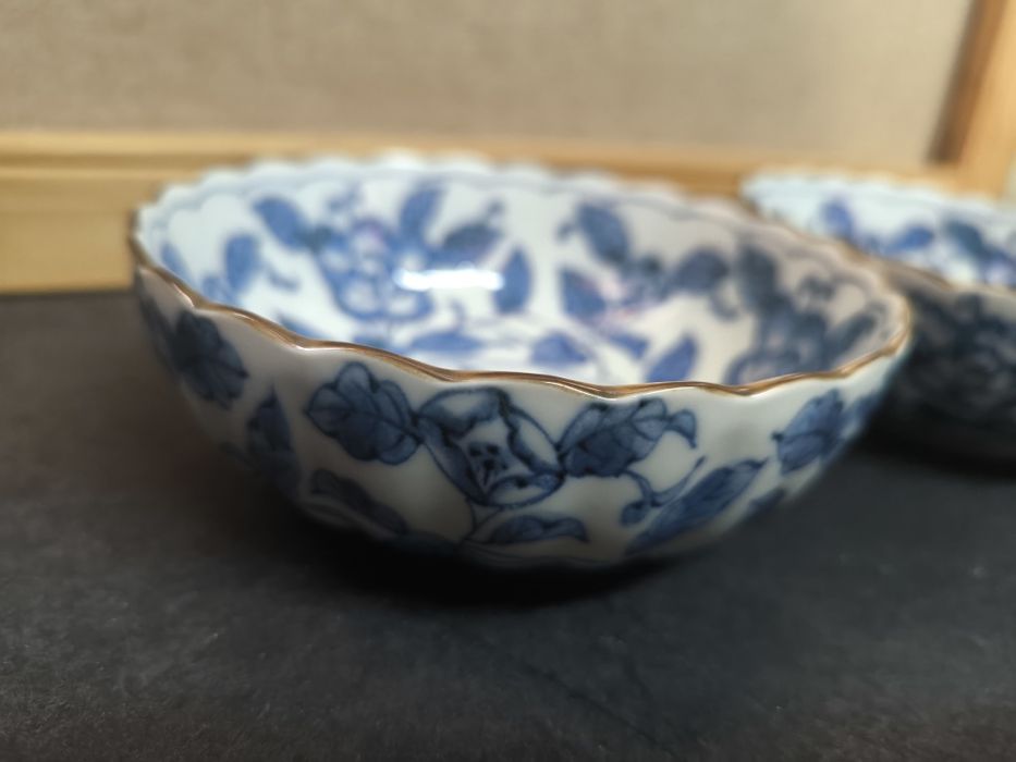 2 Taças Porcelana Azul e Branca Borda Dourada. 
Um par requintado de t