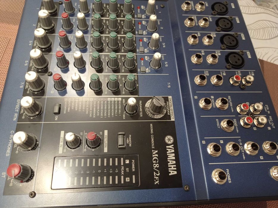 Мікшерний пульт Yamaha mg8/2fx