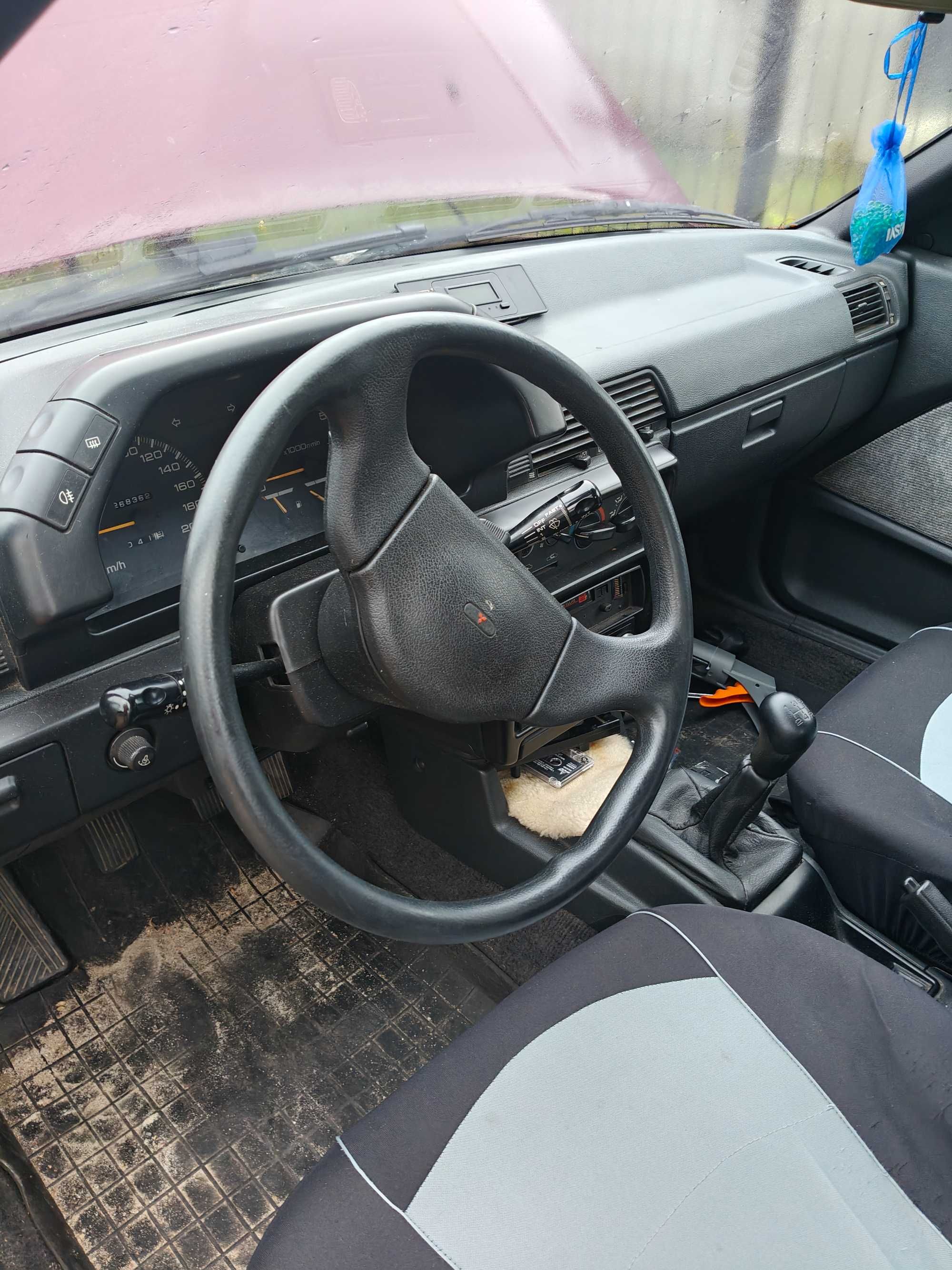 Mitsubishi Lancer 4  sedan 1996rok (czarne tablice)