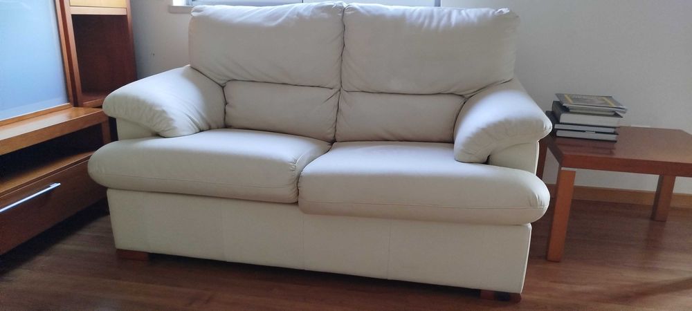 Conjunto de sofás em pele sintética (BAIXA DE PREÇO)