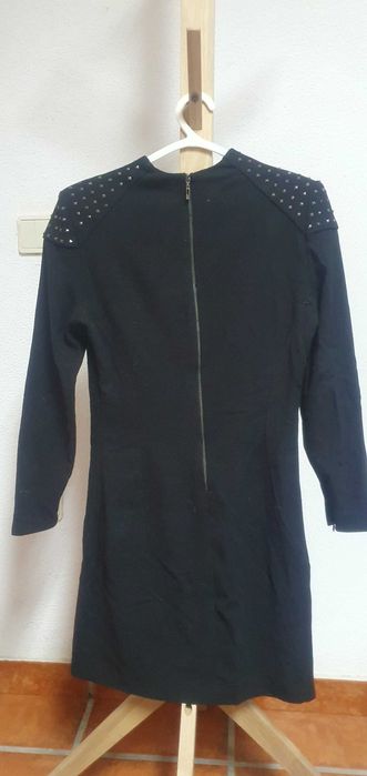 Vestido preto, com ombreiras e tachas