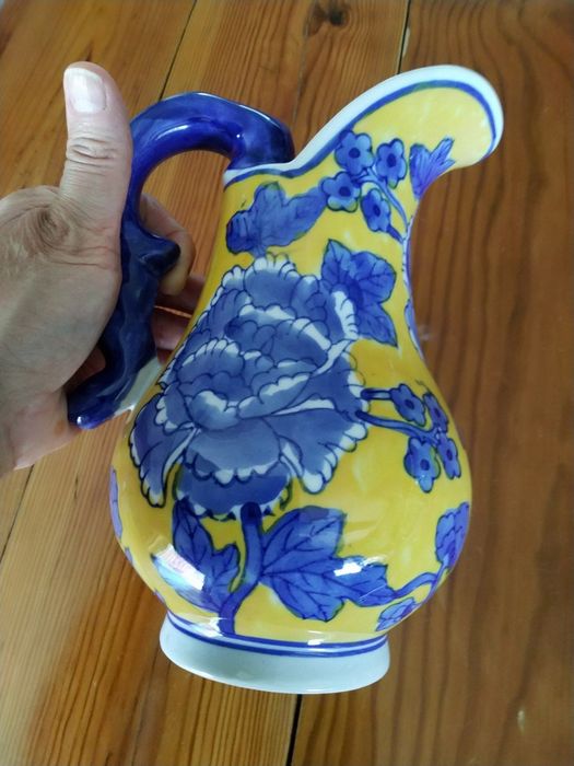 Jarro novo, em faiança em tons de amarelo, azul e branco