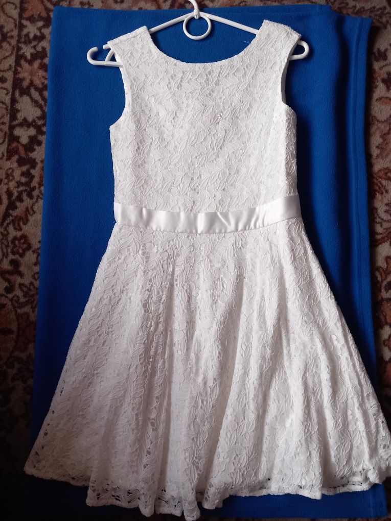 Sukienka biała koronkowa dla dziewczynki komunia rozmiar 140/146