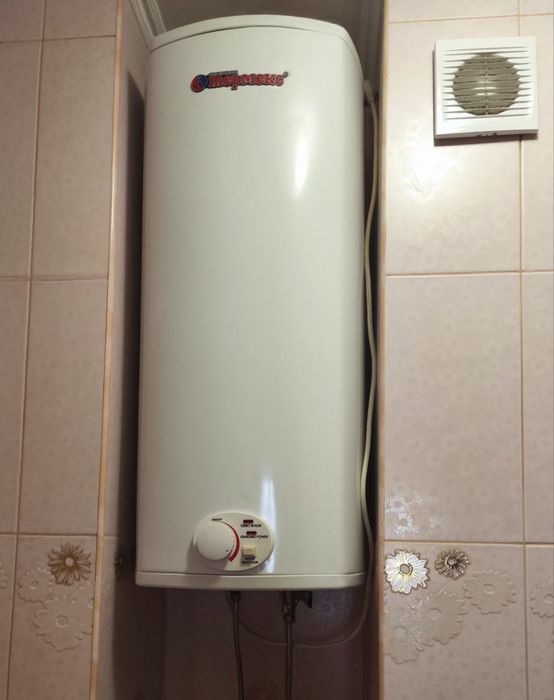 Бойлер на запчастини, працює, але протікає