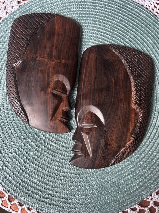 Afrykańskie płaskorzeźby z hebanu