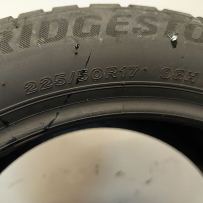 225/50/17 Bridgestone Blizak Lm001
