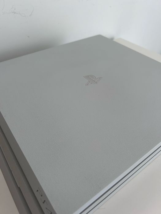 PlayStation 4 Pro Branca 1TB + 4 comandos + caixa + cabos