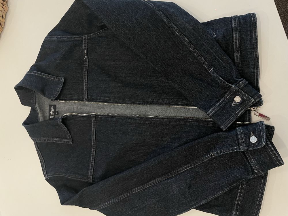 8 peças de roupa de diferentes estilos.