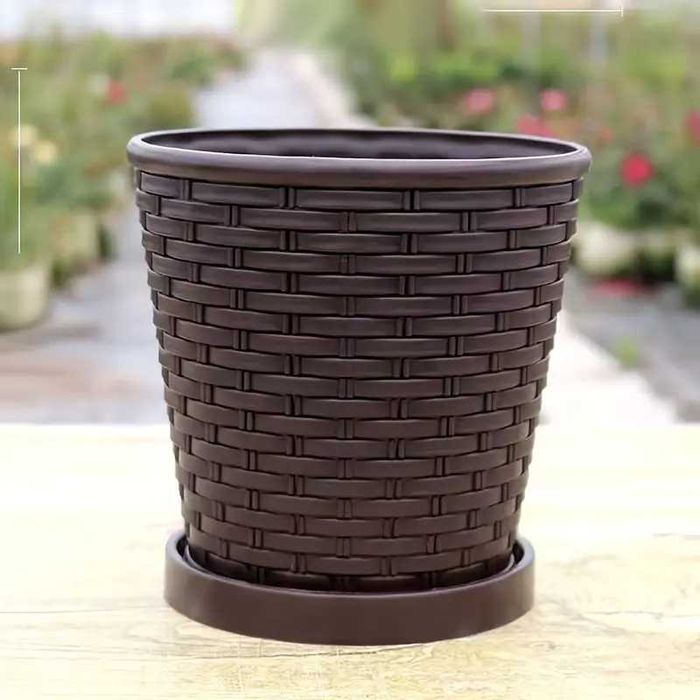 Mała tkana doniczka