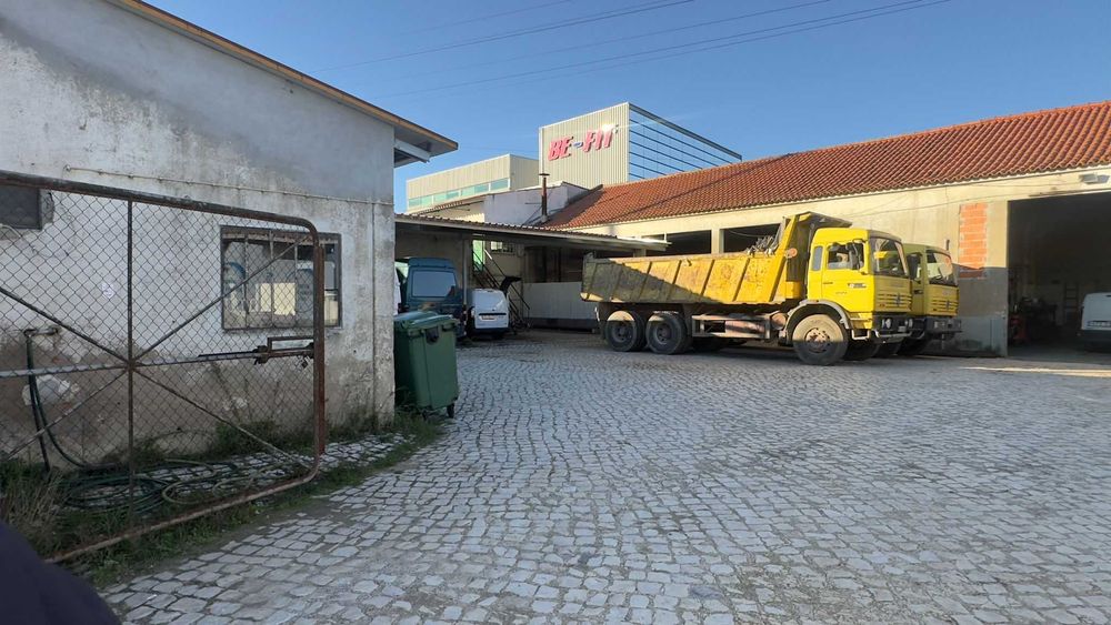Arrenda-se oficina/ armazém