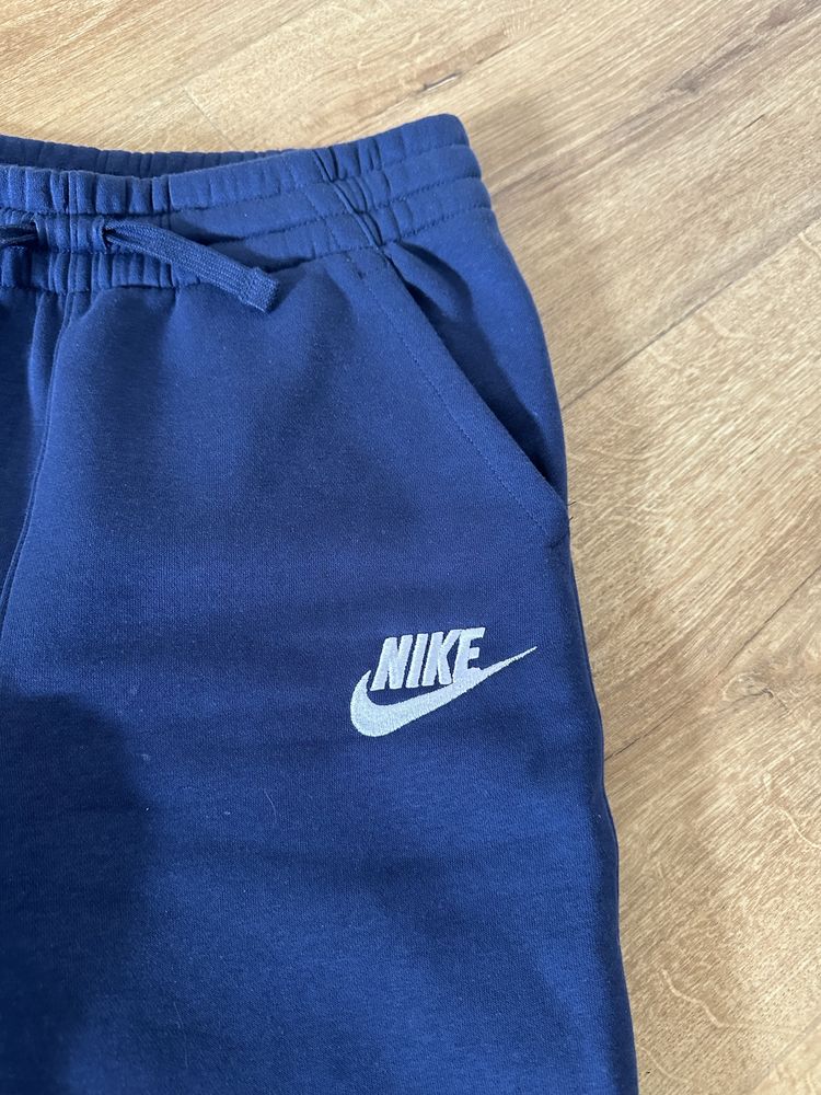 Granatowe dlugie cieple dresy Nike ze ściągaczem