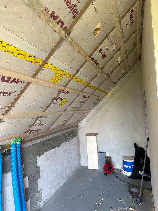 Izolacja wdmuchiwana, celuloza, włókno drzewne, wełna szklana