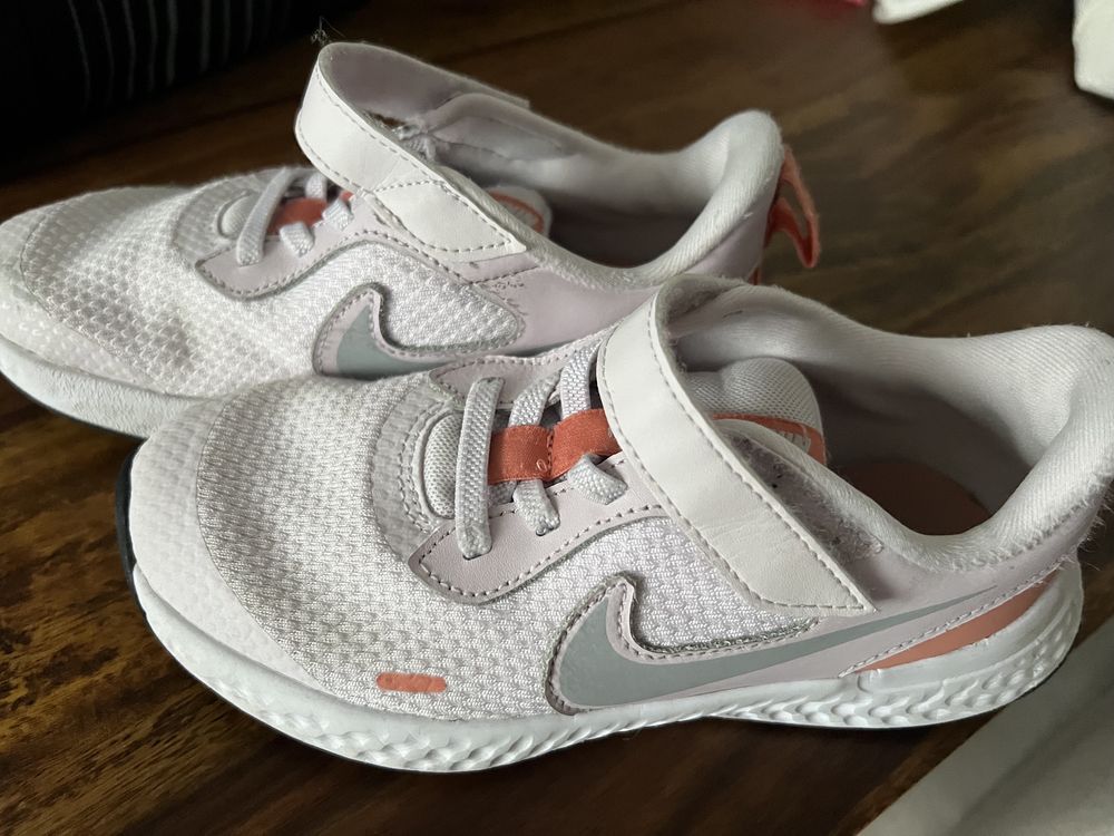 Buty sportowe Nike dla dziewczynki r.  31