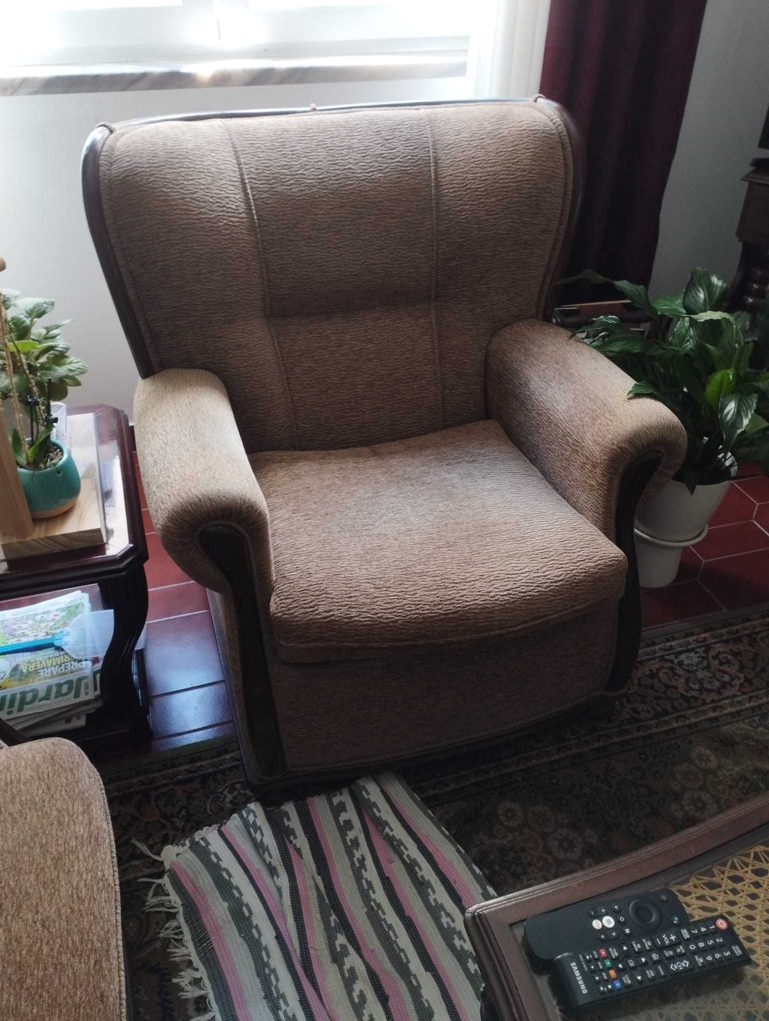 Sofá de três lugares com cama + duas poltronas individuais