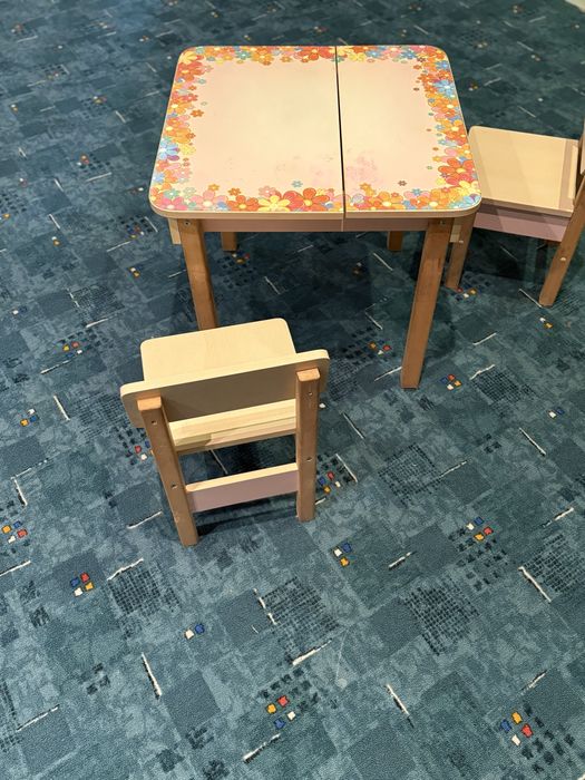 Стіл зі стільцями дитячій.
