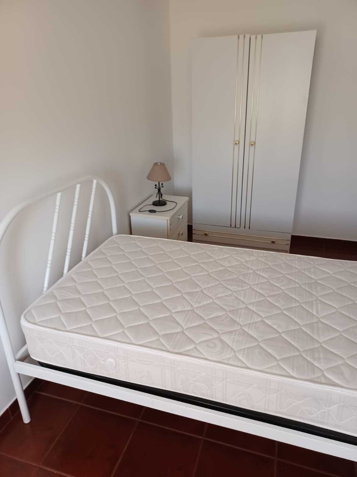 Alugo quarto (despesas não incluídas) a estudante - Évora