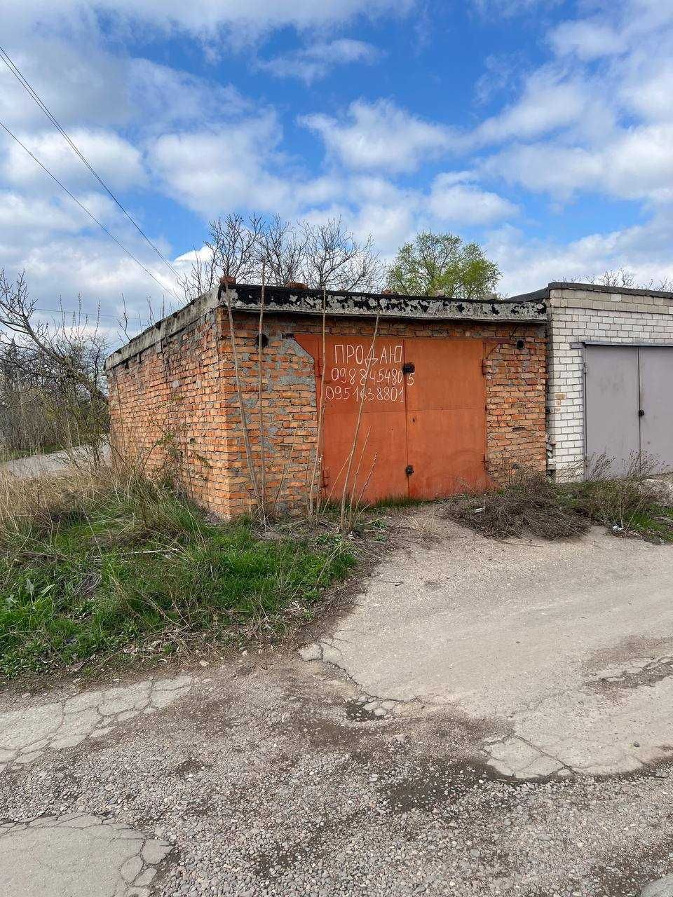 Гараж капітальний р-н 1-ї лікарні.Під ремонт або під розборку.