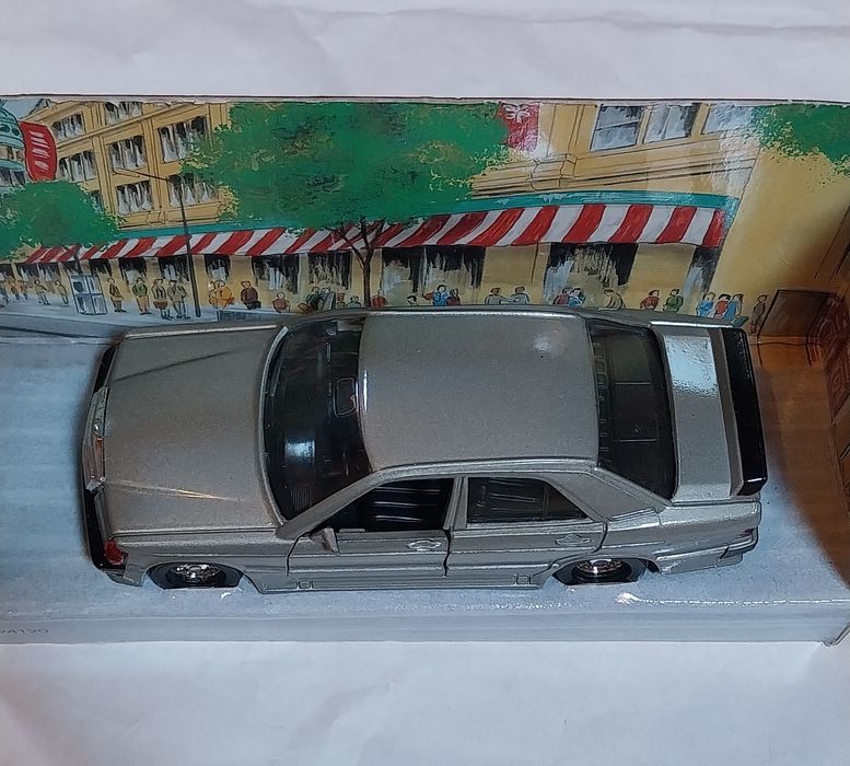 Miniatura Mercedes 190 da Corgi em escala 1/36